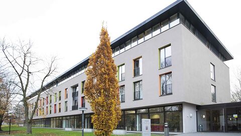 Internatsgebäude Außenansicht eines mehrstöckigen Gebäudes.
