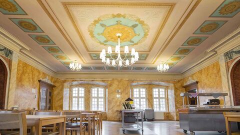 Mensa im Schloss Prächtiger Raum im Schloss