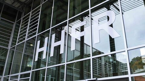 Außenansicht Schriftzug HHFR an der Glasfassade.