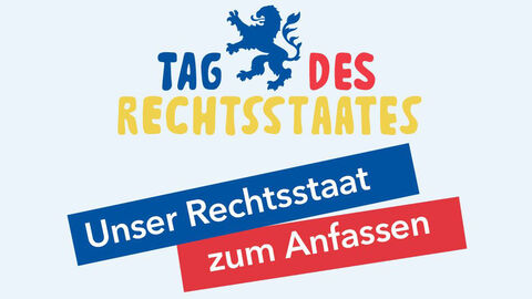 Schriftzug "Tag des Rechtsstaates" mit kleinem blauen Löwen zwischen "Tag" und "des" , darunter  der Schriftzug "Unser Rechtsstaat zum Anfassen".