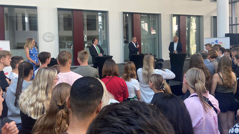 Schülerinnen und Schüler bei der Abschlussveranstaltung zum Tag des Rechtsstaates im Amtsgericht Wiesbaden mit Roman Poseck, Peter Beuth und Alexander Lorz 