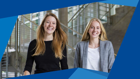 Zwei junge Frauen in der Eingangshalle eines Gebäudes.