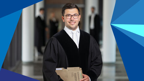 Jurist in Robe mit Akte unter dem Arm