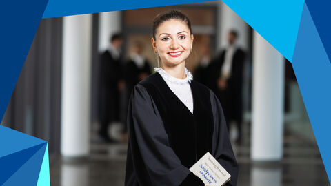 Staatsanwältin in Robe hält Akte vor sich