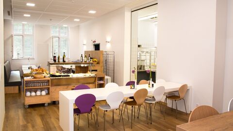 Mensa Innenansicht Mensa mit Tisch, Stühlen und Buffet