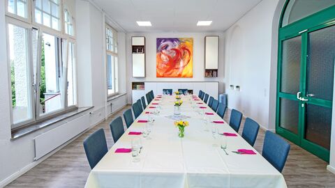 Seminarraum III Seminarraum mit eingedeckter langer Tafel