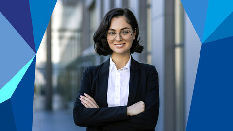 Junge Frau in Robe lächelt.