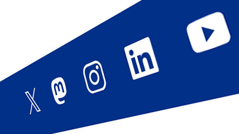 Verschiedene Social Media-Symbole weiß auf blauem Grund.