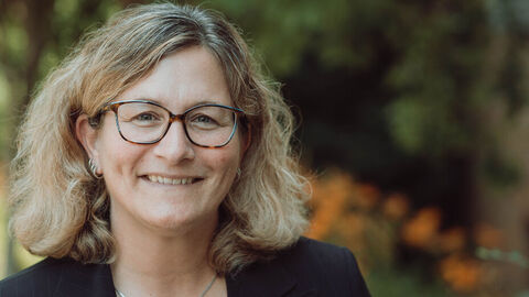 Portrait der Anstaltsleiterin der Justizvollzugsanstalt Butzbach Mareike Knappik.